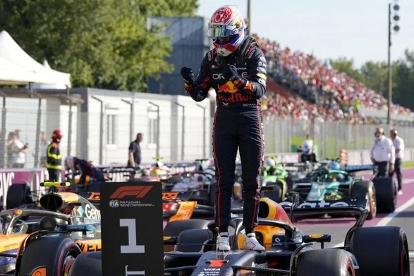 Who benefits most from backing the First Lap Leader?