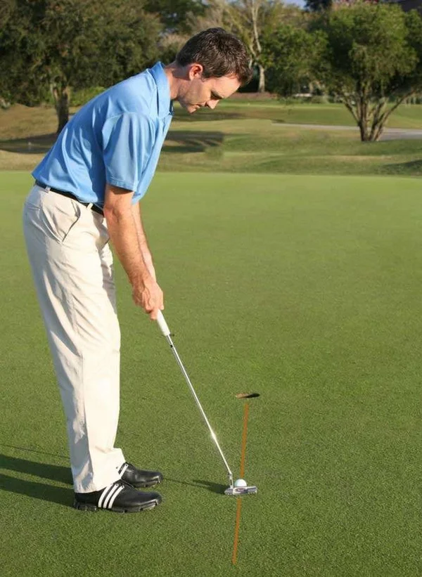 How does reading the putting line influence betting odds?