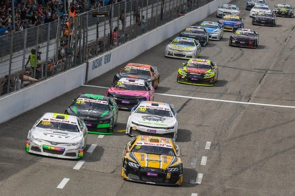 Can racing comeback laps be predicted accurately?
