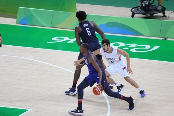 How does the closing line effect determine the outcome of a baseball game?