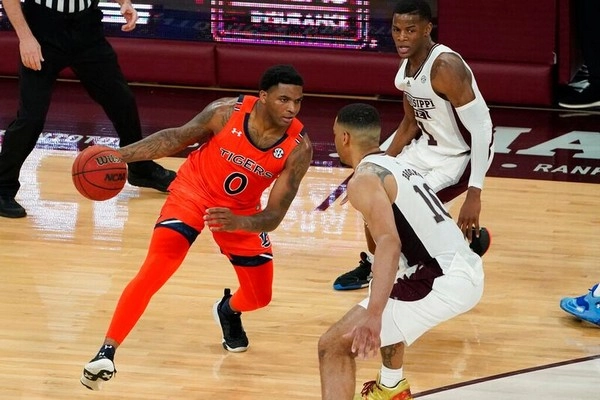 How does the closing line effect determine the outcome of a baseball game?