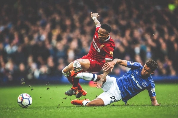 Does the sandwich game reduce the performance of football teams?